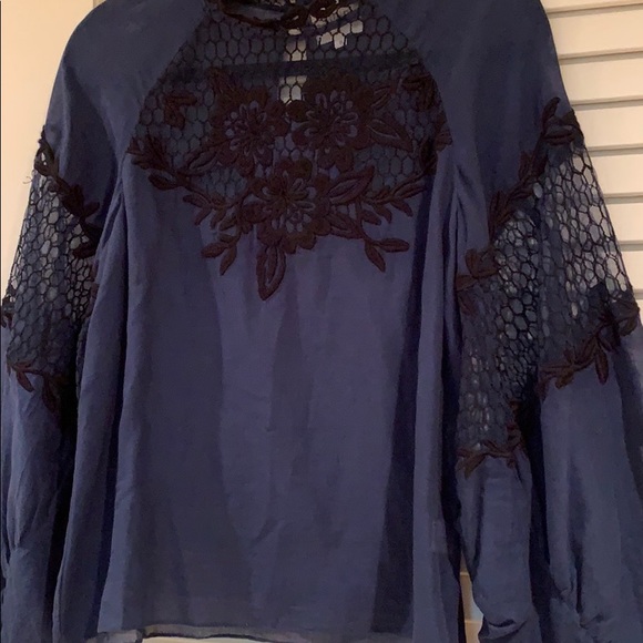 Blue and black blouse - Picture 3 of 4